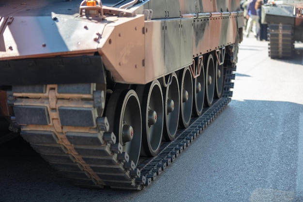 Zdjęcie parada wojskowa kolor kamuflażu pojazdu opancerzonego z bliska widok armia broń do wojny i obrony