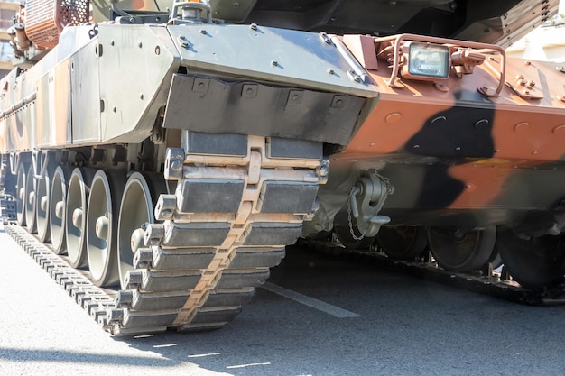 Zdjęcie parada wojskowa kolor kamuflażu pojazdu opancerzonego z bliska widok armia broń do wojny i obrony