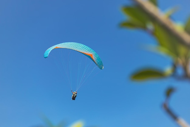 Paralotnia na niebie Sportowiec latający na paralotni