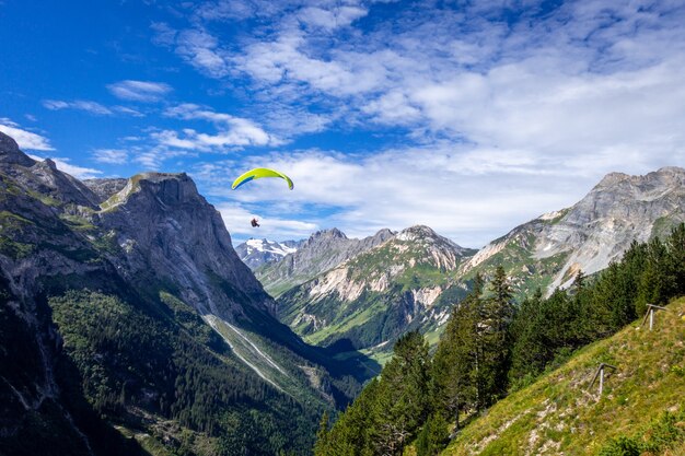 Paralotniarstwo Nad Górami Pralognan W Parku Narodowym Vanoise We Francji