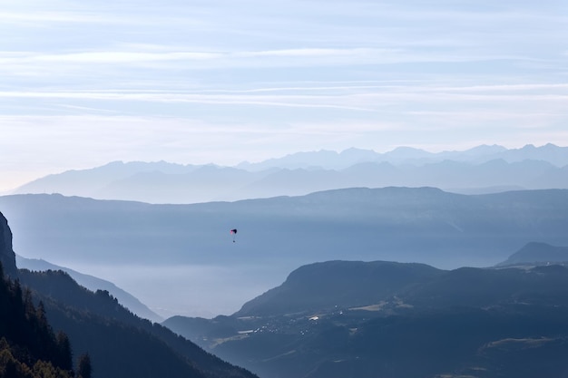 Paralotniarstwo nad górami Val Gardena wczesnym rankiem Seiser Alm Południowy Tyrol Włochy