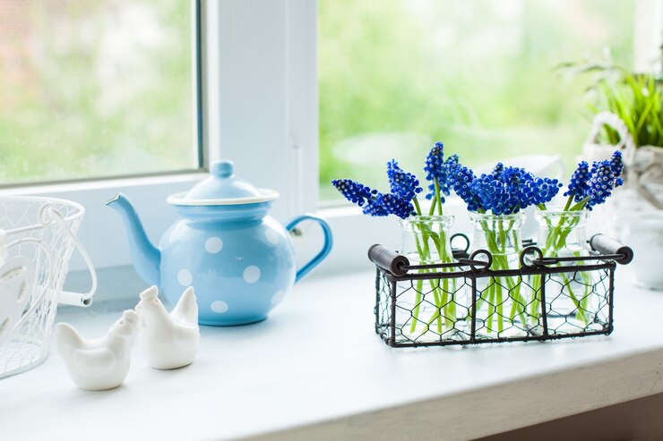 Parapet kuchenny rano z kwiatami muscari