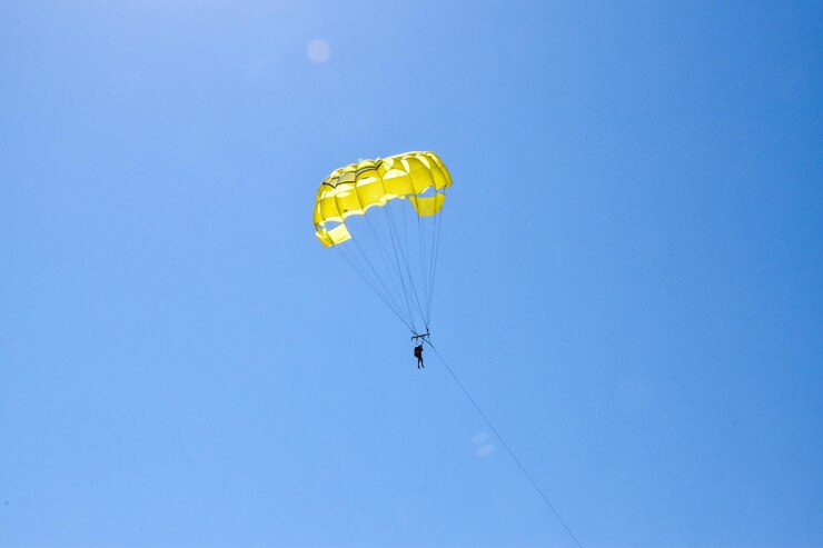 Zdjęcie parasailing letnie wakacje na plaży morskiej
