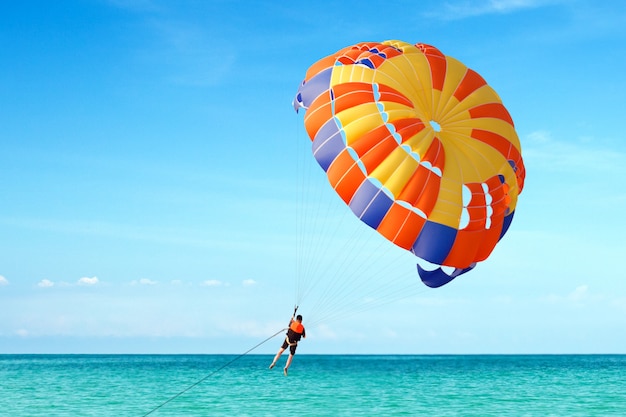 Parasailing Na Tropikalnej Plaży W Lecie.