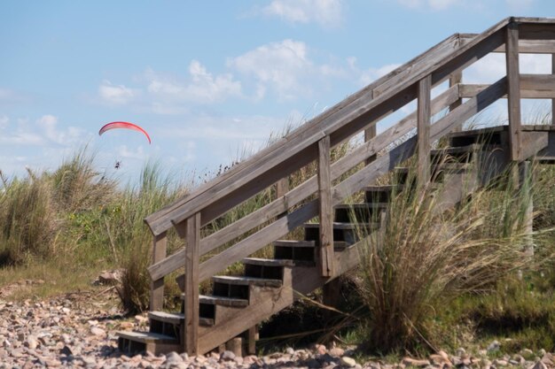 Parasailing nad plażą Las Flores w Maldonado Urugwaj