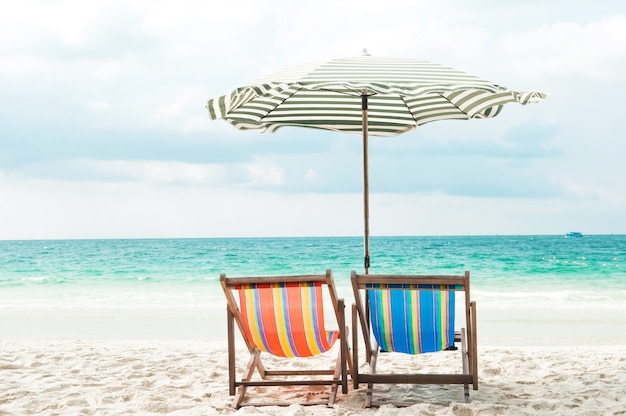 Parasol i krzesło plaża dla relaksu