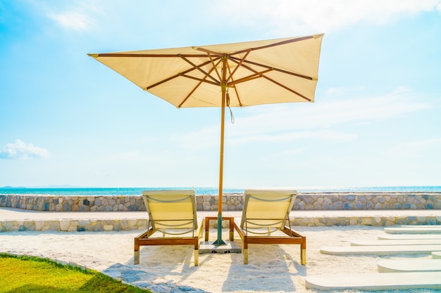 Zdjęcie parasol i krzesło z widokiem na morze