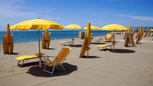 Zdjęcie parasol i leżaki na plaży we włoszech