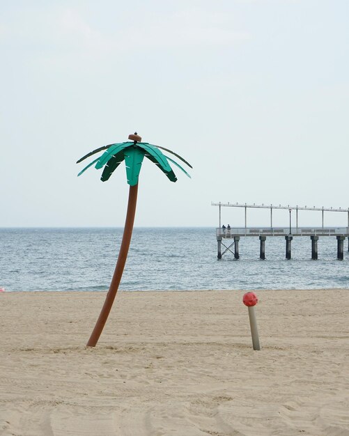 Zdjęcie parasol na plaży na czystym niebie