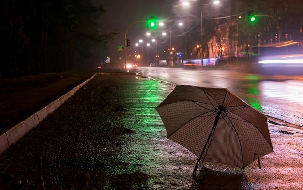 Parasol na poboczu w deszczową noc