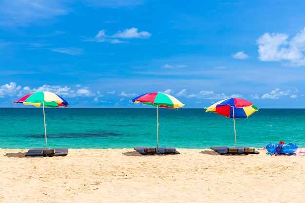 Parasol plażowy i pierścień na plaży z błękitnym niebem, Phuket, Tajlandia