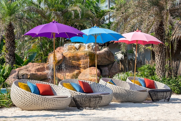 Parasol słoneczny i leżaki na tropikalnym wybrzeżu na wakacje i relaks dla turystów, Tajlandia. Koncepcja podróży i przyrody