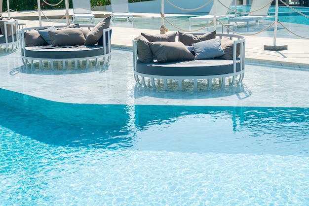 parasol z basenem wokół basenu - koncepcja wakacji i wakacji