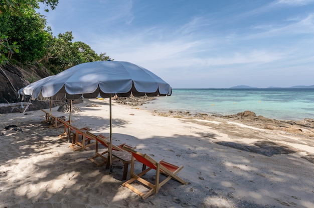 Parasol z drewnianym sunbed na plaży w tropikalnym morzu