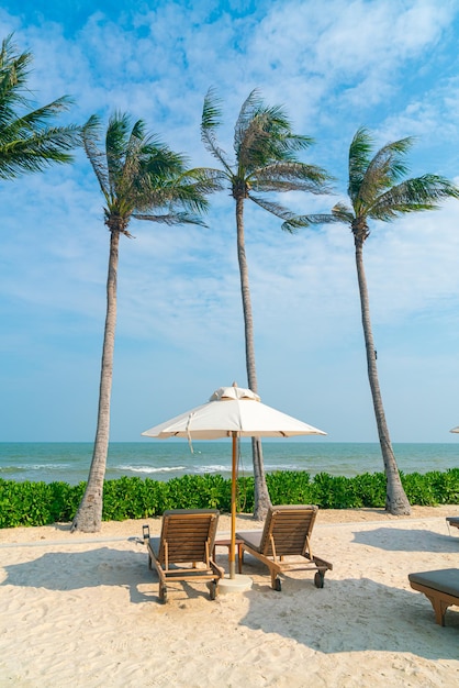 parasol z leżakiem i tłem morza oceanu - koncepcja wakacji i wakacji