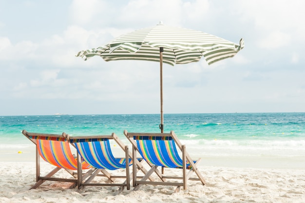 Parasola i krzesła plaża dla relaksu, Piękna egzotyczna plaża lokalizować Patong plażę, Tajlandia