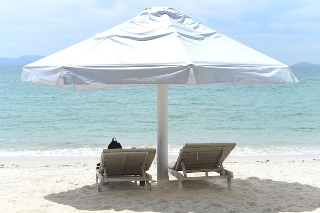 Zdjęcie parasole i krzesła na plaży doc let w wietnamie