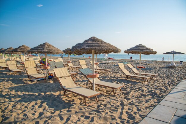 Parasole i szezlongi na plaży w Rimini we Włoszech