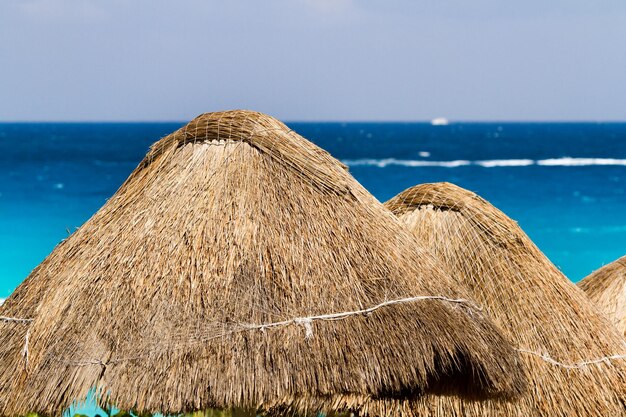 Parasole plażowe na karaibskich plażach.