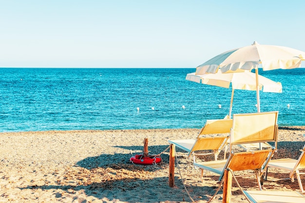 Parasole słoneczne w Chia Beach i Blue Waters nad Morzem Śródziemnym w prowincji Cagliari na południu Sardynii we Włoszech.