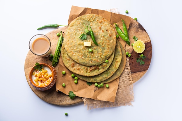 Paratha z zielonego groszku czyli flatbread lub matar paratha z twarogiem i gorącą herbatą