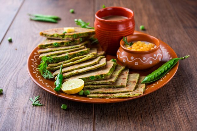 Paratha z zielonego groszku czyli flatbread lub matar paratha z twarogiem i gorącą herbatą