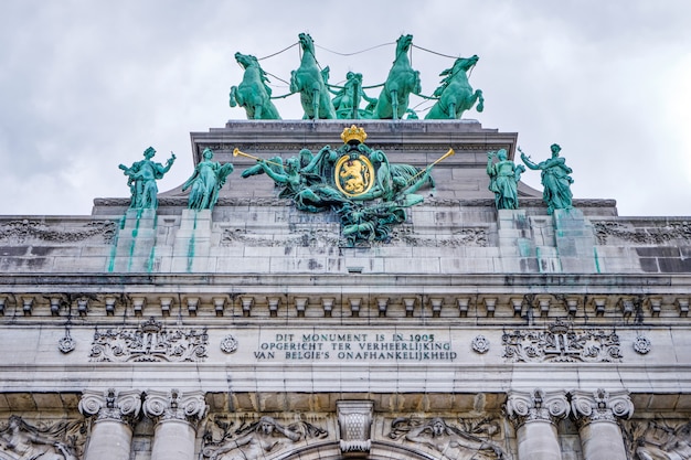 Parc Du Cinquantenaire Lub Jubelpark W Pochmurny Dzień