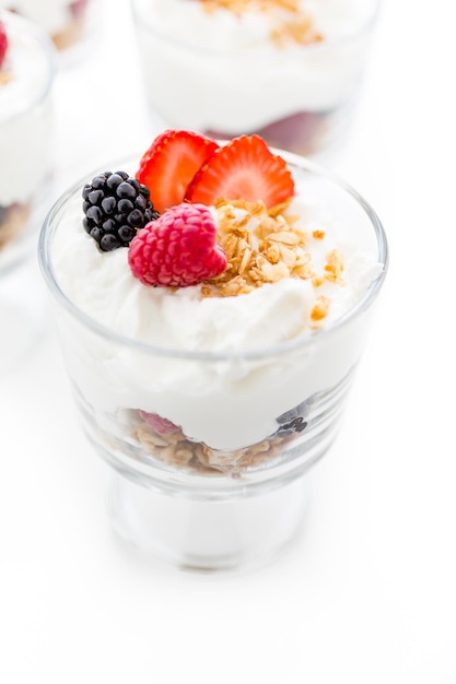Zdjęcie parfait śniadaniowy z jogurtu greckiego i muesli ze świeżymi jagodami.