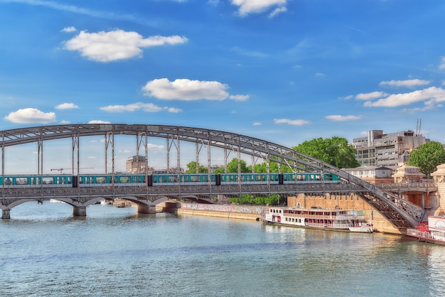 PARIS FRANCJA 09 LIPCA 2016 Widok na jedno z najpiękniejszych miast na świecie Paris Austerlitz Bridge