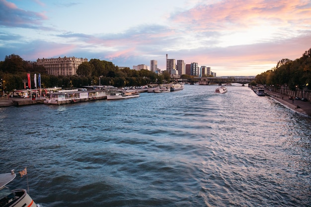 PARIS FRANCJA 21 października 2017 Rzeka Seina w jesienny zachód słońca