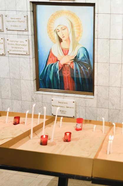 PARIS FRANCJA 3 WRZEŚNIA 2022 Ormiański Kościół Apostolski w Paryżu Świece na rzecz pokoju