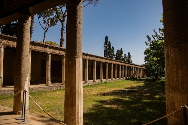 Park archeologiczny w Pompejach Starożytne miasto, które tragicznie zginęło pod lawą Stare zniszczone domy, wille Wewnętrzne włoskie dziedzińce