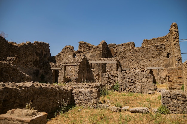 Park archeologiczny w Pompejach Starożytne miasto, które tragicznie zginęło pod lawą Stare zniszczone domy, wille Wewnętrzne włoskie dziedzińce