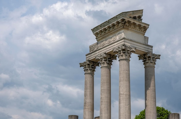 Park archeologiczny w Xanten Niemcy filary architektury na tle niebieskiego nieba