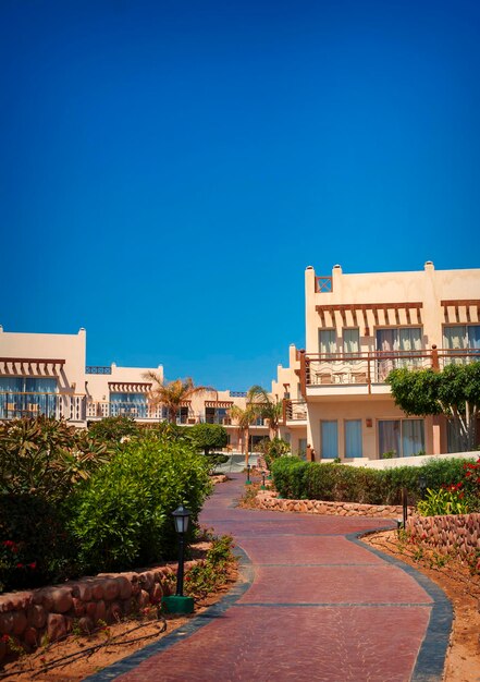 Park budynku nowoczesnego hotelu Sharm el Sheikh Egipt