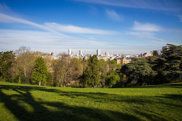 Park Buttes Chaumont w Paryżu