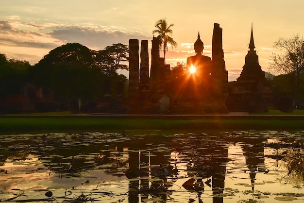 Park historyczny Sukhothai o zachodzie słońca w prowincji Sukhothai