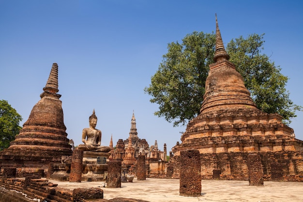 Park historyczny Sukhothai Ruiny świątyni buddyjskiej w parku historycznym SukhothaiTajlandia