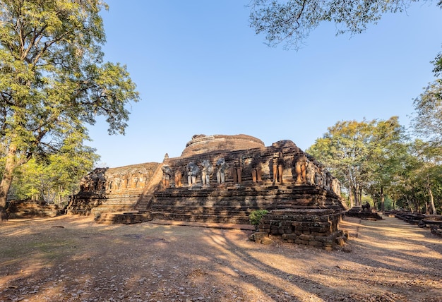 Park historyczny Wat Chang Rob Kamphaeng Phet Tajlandia