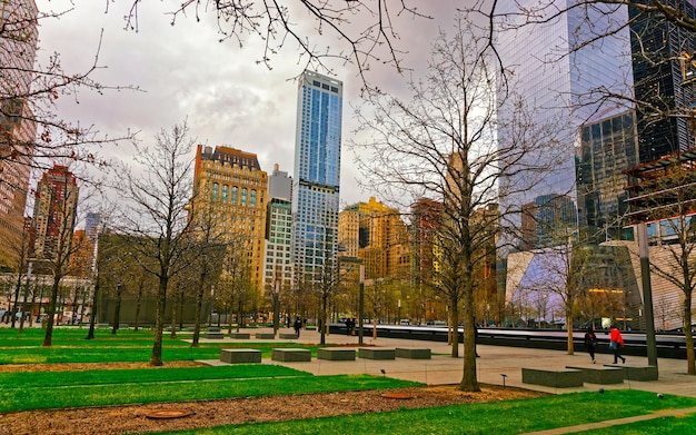 Park i Skyline z drapaczami chmur w centrum finansowym na dolnym Manhattanie, Nowy Jork, Ameryka. USA. Budynek architektury amerykańskiej. Panorama Metropolii Nowego Jorku. Metropolitalny pejzaż miejski