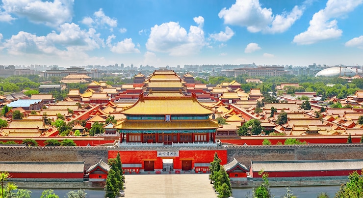 Zdjęcie park jingshan, powyżej panorama zakazanego miasta w pekinie. chiny