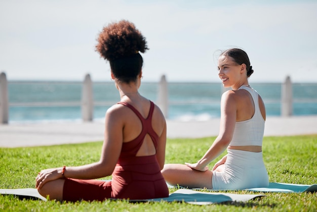 Park jogi i młoda para przyjaciół lub kobiet do ćwiczeń fitness zen i uzdrawiania uważności oraz wsparcia Pilates trenujący ludzie rozmawiają o zdrowiu i dobrym samopoczuciu ciała razem na plaży