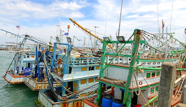 Park łodzi rybackich i łodzi dla odwiedzających port Rayong Thailand