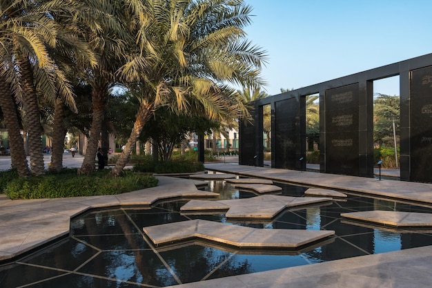Park miejski z egzotycznymi palmami w ogrodzie botanicznym w Abu Dhabi ZEA