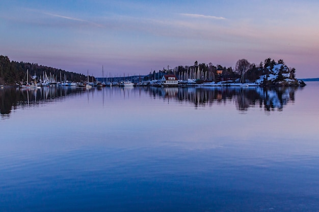 Park miejski z jeziorem w Oslo, Norwegia