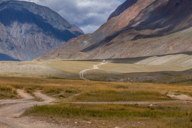 Zdjęcie park narodowy altai tavan bogd w bayar-ulgii, mongolia. samochód na krętej drodze.