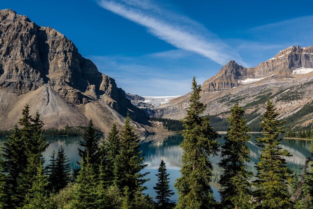 Zdjęcie park narodowy banff, icefields parkway, jezioro bow. góry skaliste. piękny widok. wysoko w górach kanady.