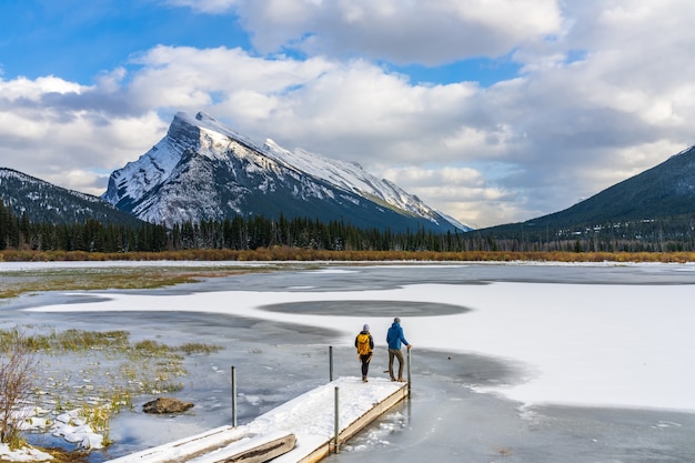 park narodowy banff piękny krajobraz cynobrowe jeziora zamarznięte w zimie kanadyjskie góry skalne kanada