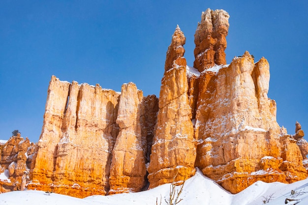 park narodowy bryce canyon zimą, unikalne formacje skalne w stanie utah pokryte śniegiem, pomarańczowe skały