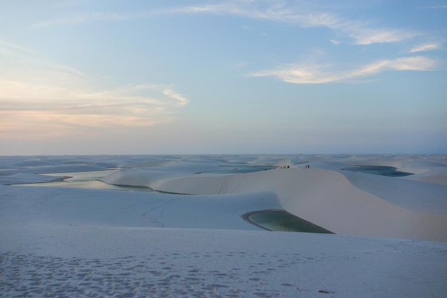 Park narodowy Lencois Maranhenses Brazylia Wydmy i laguny na zachodzie słońca